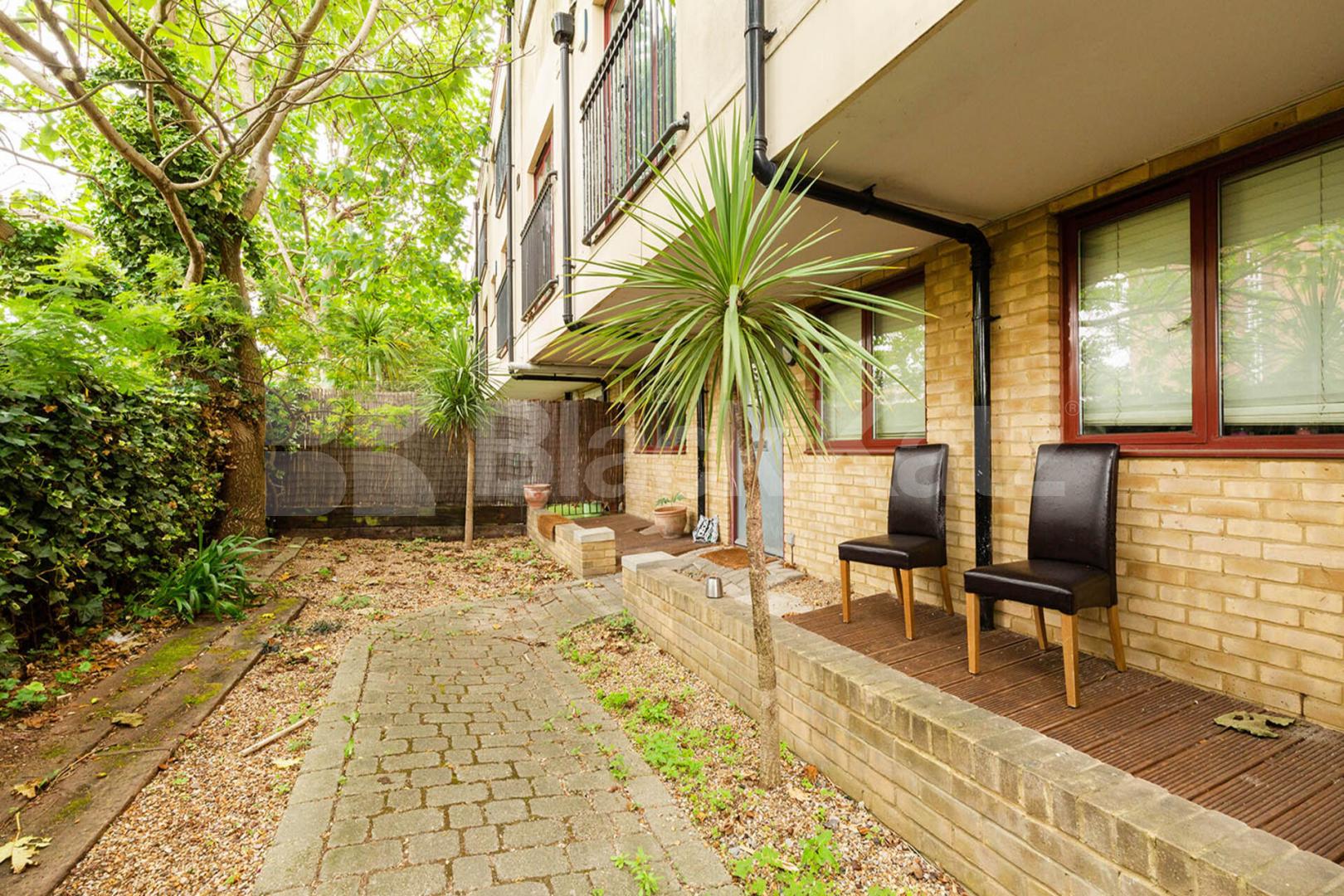 large 3 bedroom house split over 2 floors with 2 bathrooms Aran Mews, Barnsbury Grove